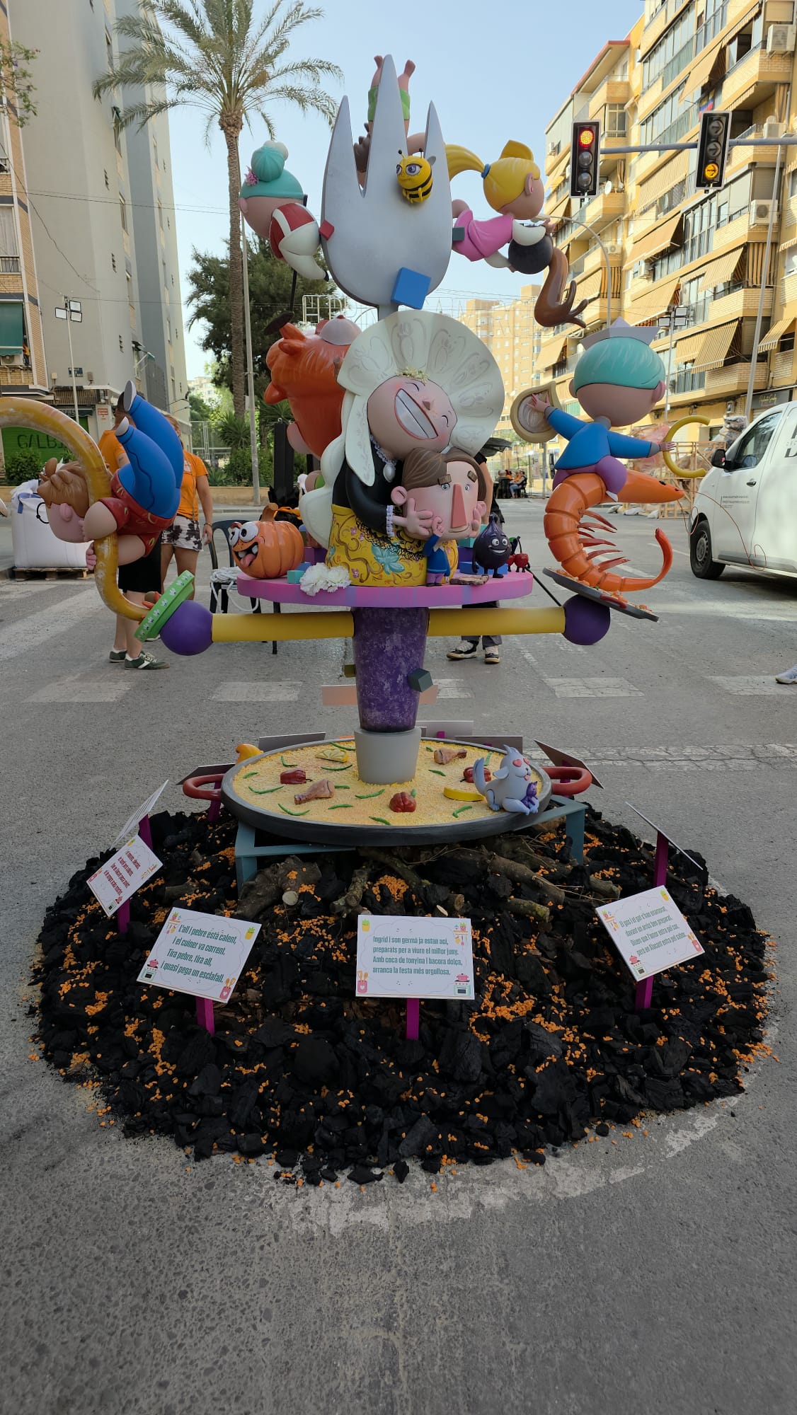 Vista trasera de la Hoguera Infantil Princesa Mercedes 2026 con una decoración temática realizada por BMDP | Navarro Decoració, donde el carbón vegetal, piedra coloreada naranja y los detalles artesanales completan la ambientación del monumento.